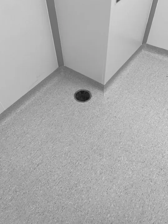Provisión y colocación de piso de PVC